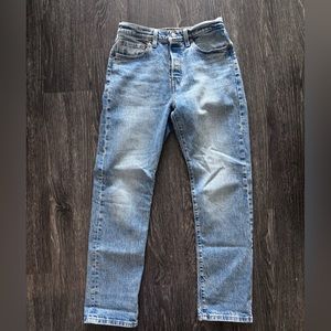 NWOT Levi’s 501 slim straight in 28x30, signature wash
